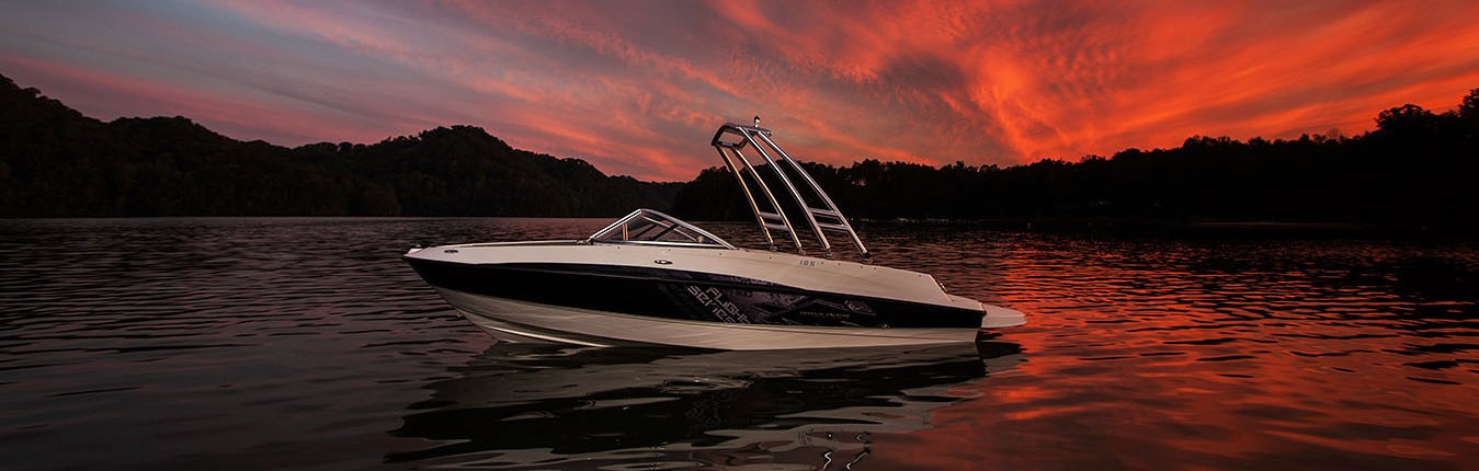 Bateau BoatSearch au coucher du soleil